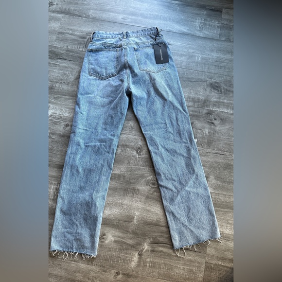 PRETTYLITTLETHING Petite Light Blue Wash Ripped Long Leg Straight Jeans - US 6 - Picture 9 of 12